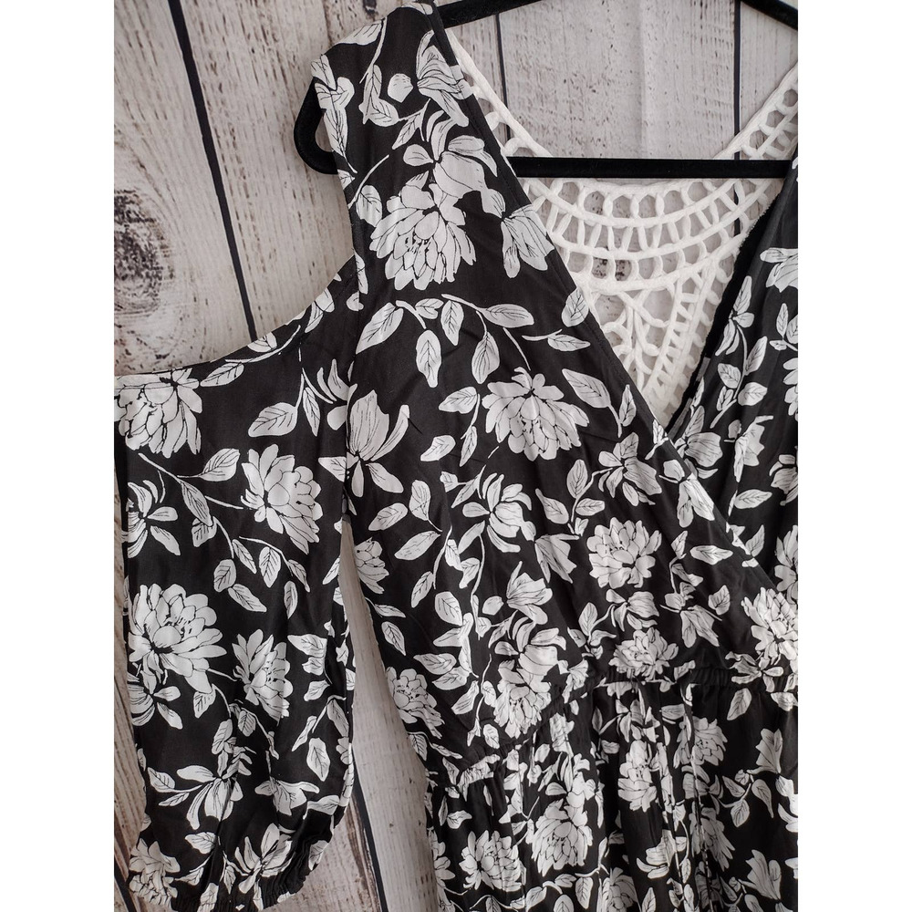New York & Co. | Black & White Floral Cold Shoulder Crochet-Back Romper - Picture 2 of 11